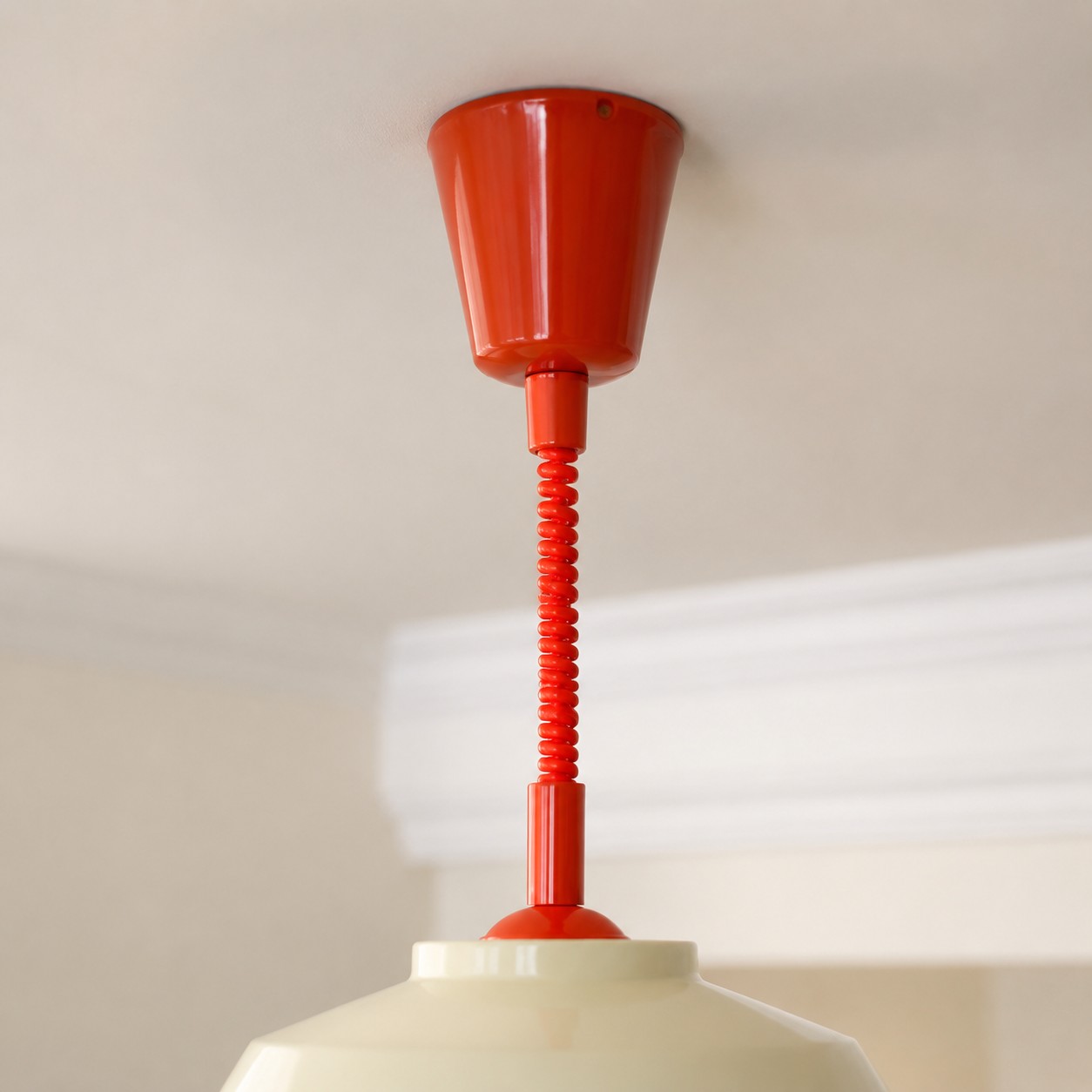 Memphis pendant painted metal and adjustable cord detail