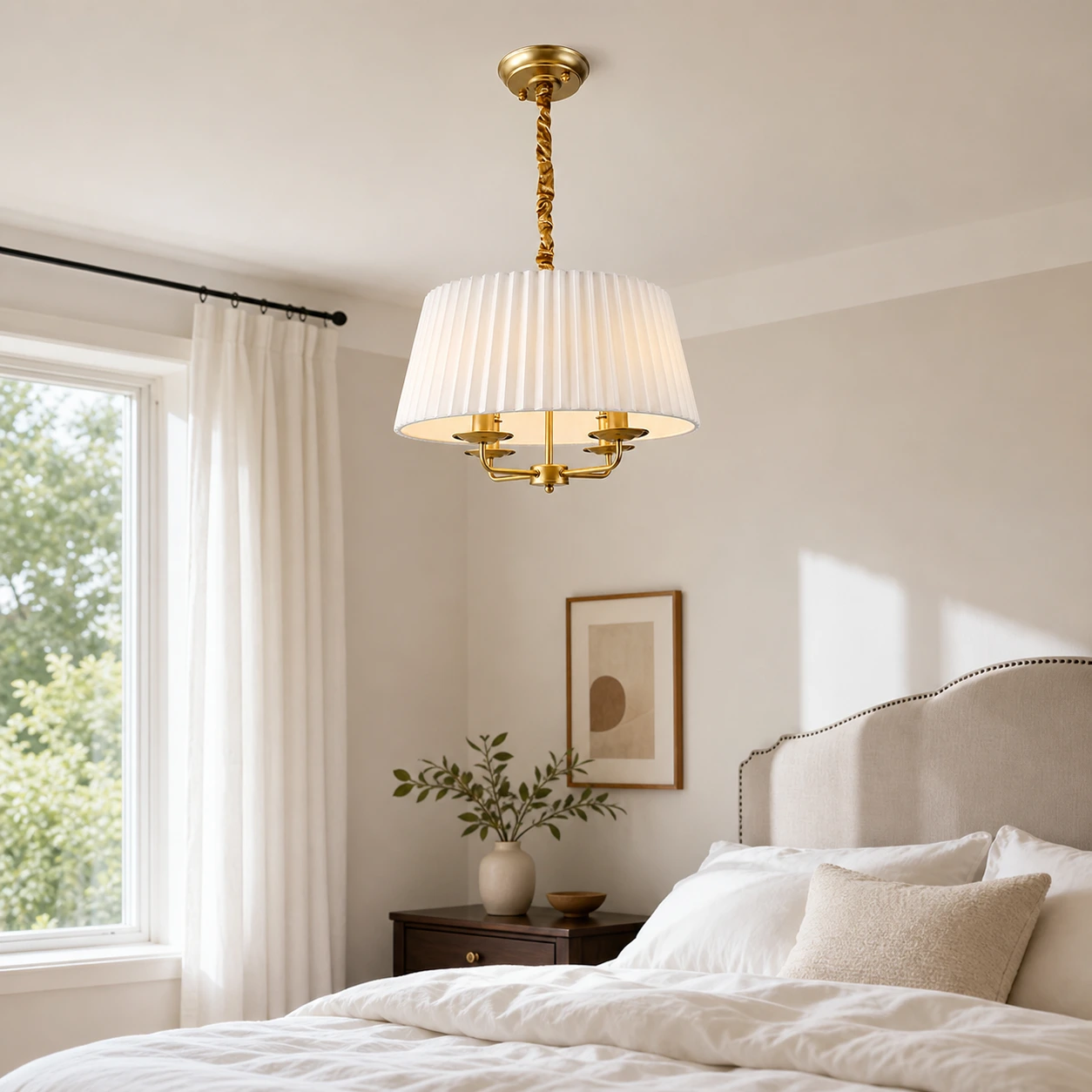 Tela veckad ljuskrona i en elegant sovrumsmiljö