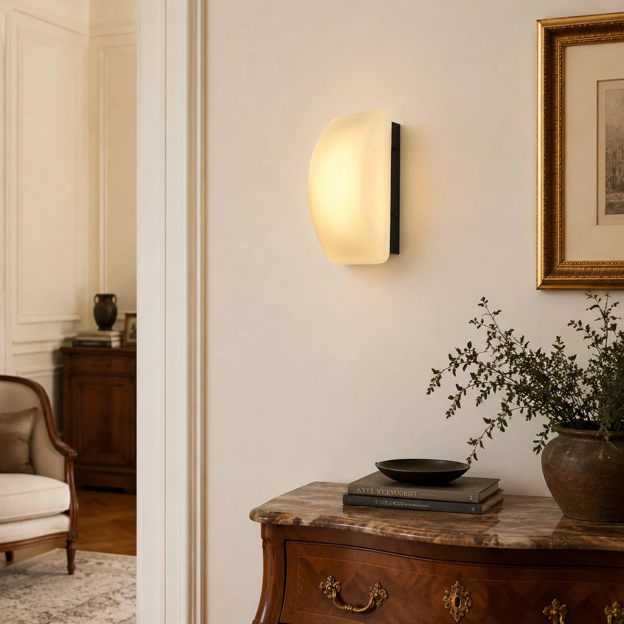 Fransk vagglampa monterad ovanfor ett konsolbord