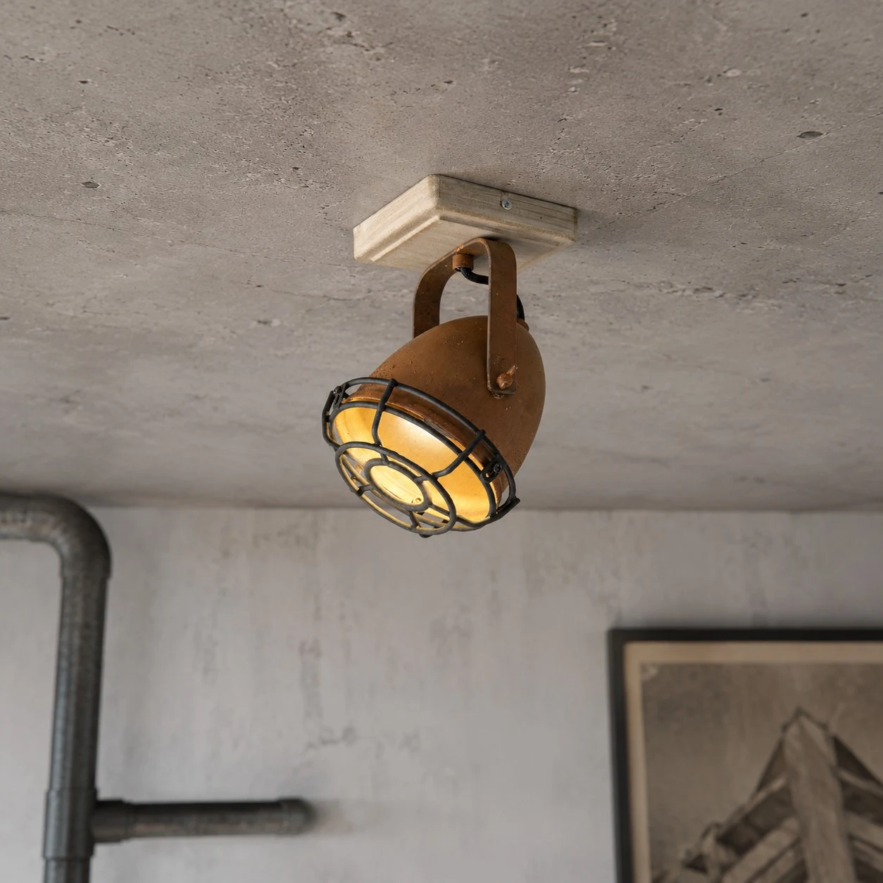 Rostfärgad takspotlight installerad och tänd