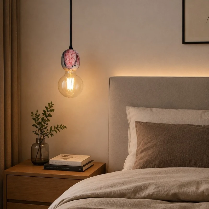 Een decoratief element naast het bed met een warme, galerijachtige uitstraling.